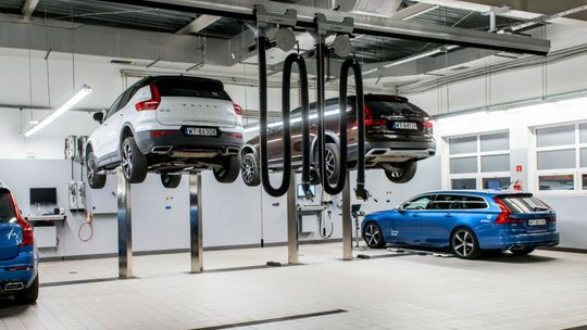 Jakie usługi oferuje serwis Volvo w Warszawie? Dlaczego warto zaufać pracującym tam fachowcom? Sprawdźmy!