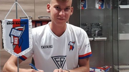 Jan Głowacki z profesjonalnym kontraktem w Broni. Klub prowadzi w Pro Junior System