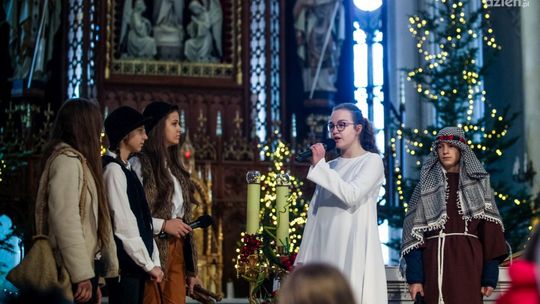 Jasełka dzieci z PSP 13 w radomskiej Katedrze (zdjęcia)