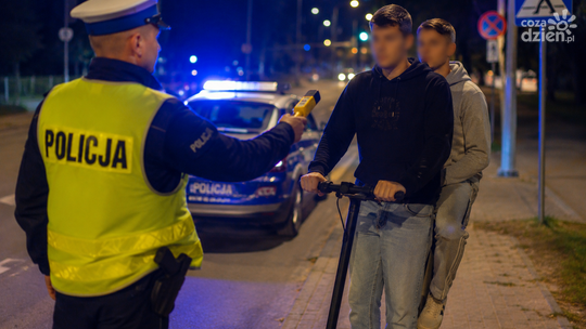 Jechał hulajnogą po alkoholu i wiózł pasażera. Odpowie przed sądem
