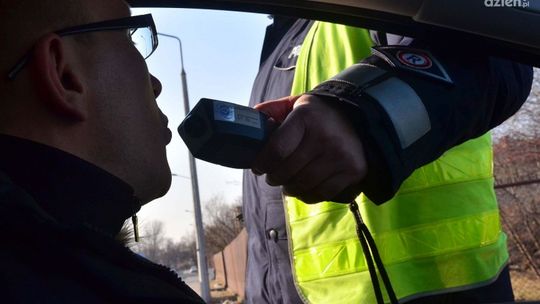 Jechał pijany i bez uprawnień