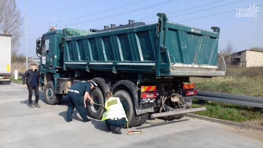 Jechał przeładowaną wywrotką z niewłaściwym tachografem