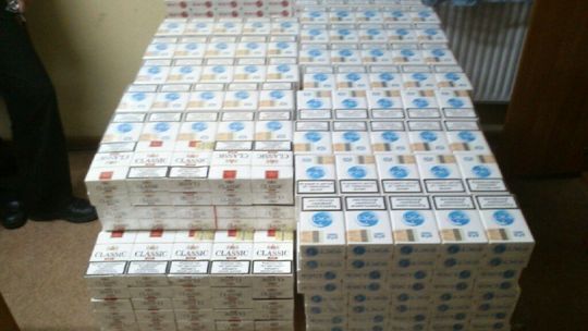 Jechał za szybko. Wpadł z papierosami.