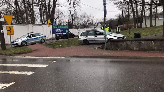 Jechał za szybko. Wypadek przy ul. Parkowej