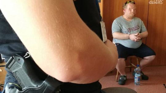 Jeden zamykał się w domu, drugi chował w piwnicy