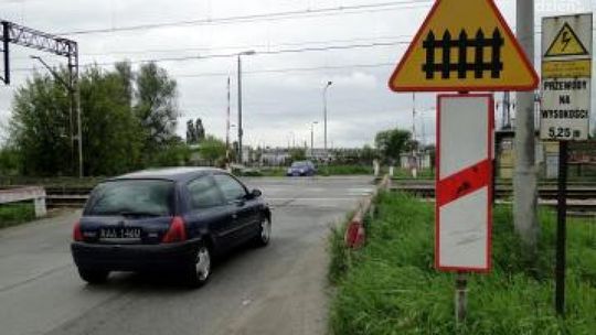 JEDLNIA LET. Zamknięty przejazd kolejowy