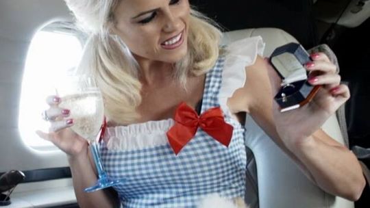 Jedyna singielka w Żonach Hollywood'u zaręczona