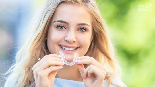 Jedzenie, kawa, higiena – jak wygląda codzienność z nakładkami Invisalign®?