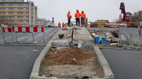 Jesienna aura nie spowolniła budowy wiaduktów na ulicy Żeromskiego  