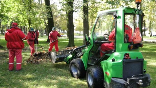 Jesienne prace w radomskich parkach