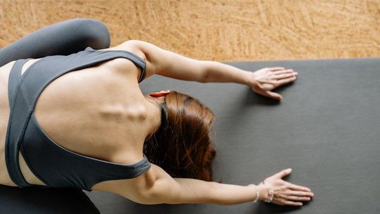 Joga na ból kręgosłupa – najskuteczniejsze asany i ich bezpieczne wykonanie