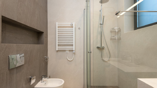 Kabina we wnęce czy szyba? Łazienkowe porady