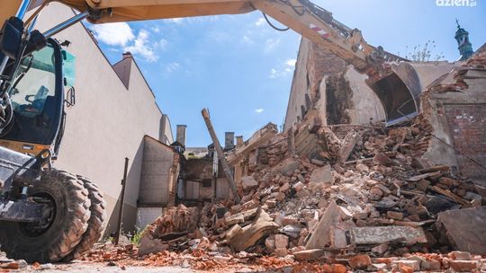 Kamienica kominiarska - trwa rozbiórka