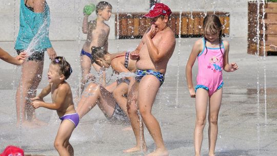 Kąpielisko w centrum Radomia? Nie, to fontanny