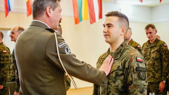 "Kapral ma być jak ojciec". Nowi podoficerowie w brygadzie terytorialsów w Radomiu Nowi kaprale w 6. MBOT