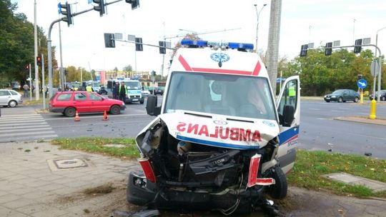 Karetka na sygnale zderzyła się z daewoo (AKTUALIZACJA)
