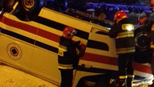 Karetka w rowie. Sześć osób rannych.