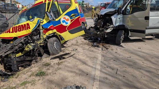 Karetka zderzyła się z dostawczakiem. Jedna osoba w szpitalu 