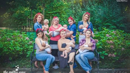 Karmiące mamy zapozują do zdjęć