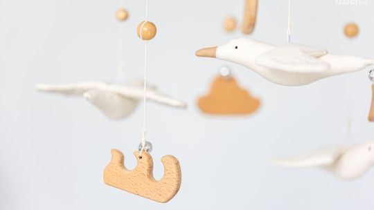 Karuzela z projektorem do łóżeczka – relaks i zabawa dla dziecka