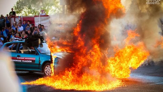 Kaskaderzy filmowi, ściany ognia i akrobacje samochodowe w Radomiu 