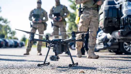Kaskadowy pomiar prędkości i antyterroryści z dronem 