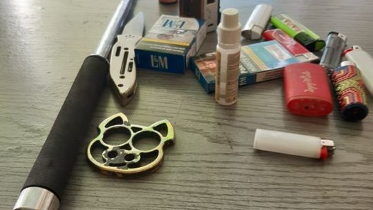 Kastet, nóż i pałka. To też noszą do szkoły