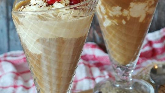 Kawa mrożona - historia, przepisy, podanie