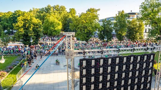 Kibice Radomiaka oglądają mecz Radomiaka z Koroną na Placu Jagiellońskim [WIDEO]