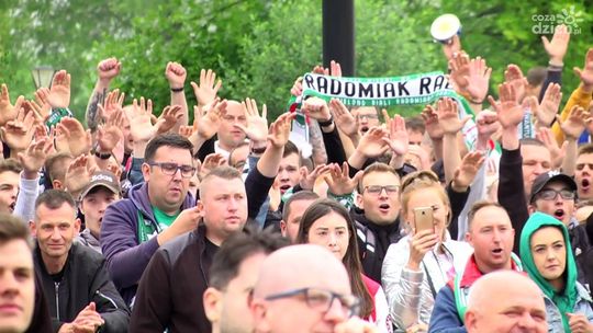 Kibice Radomiaka Radom oglądali mecz na Placu Jagiellońskim!