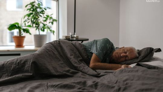 Kiedy seniorom przydaje się łóżko rehabilitacyjne? Wyjaśniamy