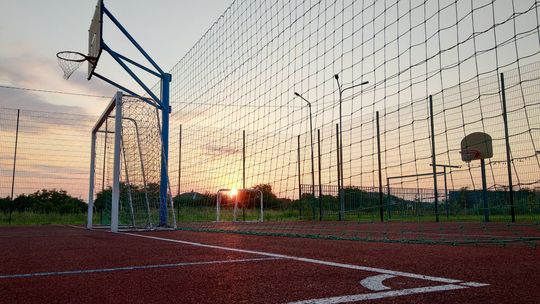 Kiedy wymienić siatki i piłkochwyty? Wiosenny przegląd infrastruktury sportowej