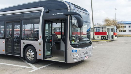Kierowca kazał jej założyć maseczkę. Skopała autobus 
