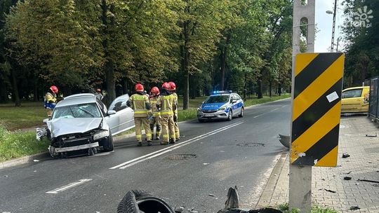 Kierowca rozbił się w Radomiu na słupie oświetleniowym. Był pijany