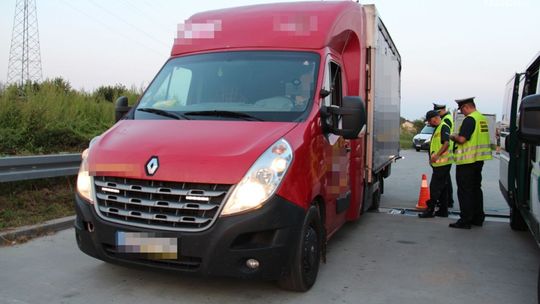 Kierowcy przeładowanych dostawczaków z mandatami