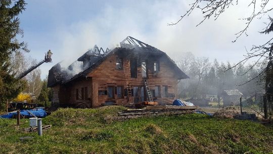Kilkanaście zastępów gasiło pożar