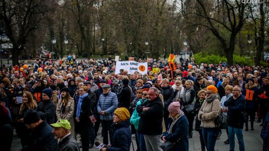 Kilkaset osób na wiecu poparcia dla nauczycieli