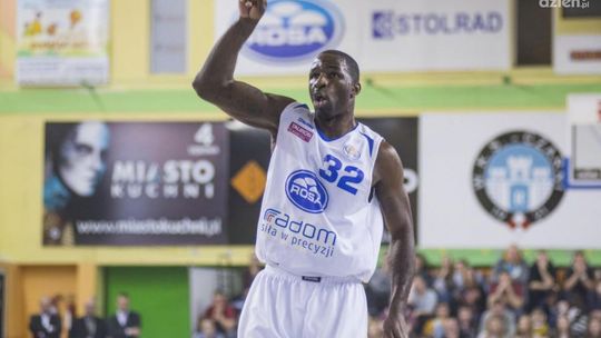 Kim Adams zostaje w Rosie