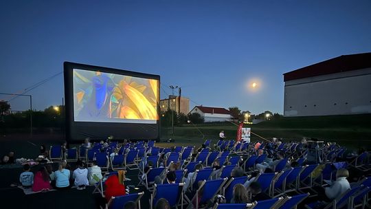 Kino pod gwiazdami. Plenerowe seanse filmowe tym razem w Rusinowie i Jastrzębiu