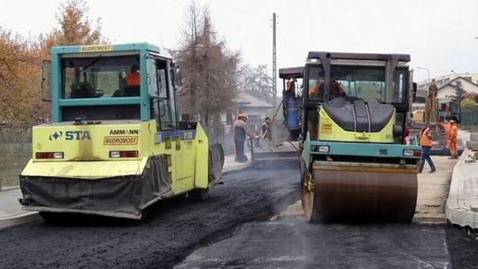 Kładą asfalt na ulicy Witkacego