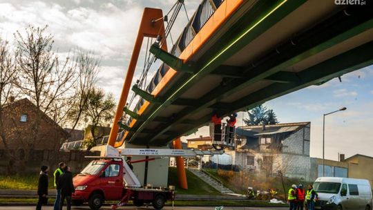 Kładka przy Szarych Szeregów: zainstalowali tłumiki