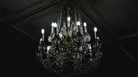 Klasyczne piękno w Twoim wnętrzu: żyrandole mosiężne Klasyczne piękno w Twoim wnętrzu: żyrandole mosiężne