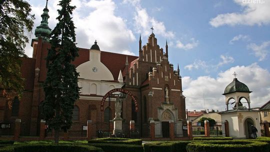 Klasztor oo. Bernardynów rozświetlony na święta