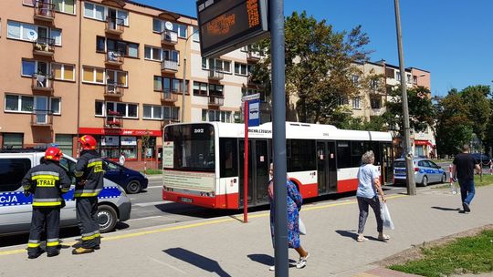 Kobieta pod autobusem [zdjęcia, wideo]