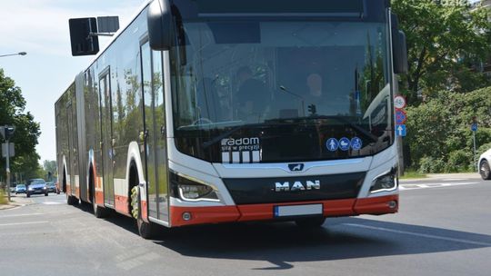 Kobieta wpadła między autobus i krawężnik Kobieta wpadła między autobus i krawężnik