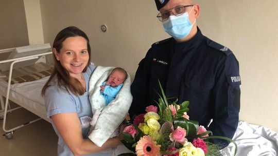 Kobieta zaczęła rodzić pod szpitalem w Kozienicach, poród odebrał policjant