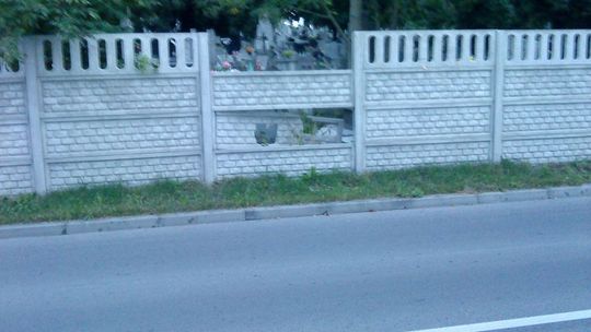 Kolejna dewastacja ogrodzenia cmentarza!