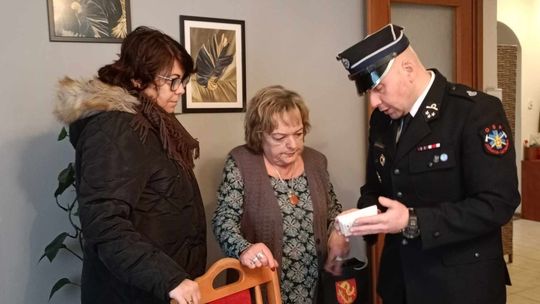 Kolejna grupa seniorów otrzymała czujniki czadu