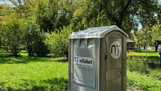 Kolejne przenośne toalety