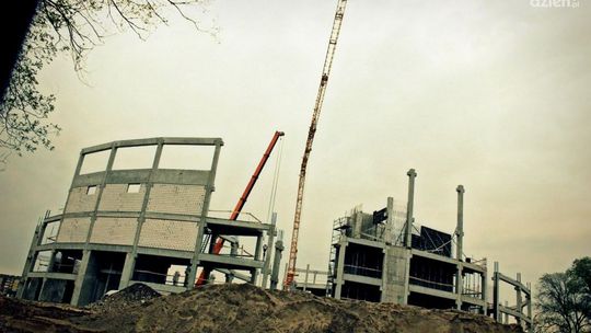 Kolejny miesiąc budowy hali sportowej (GALERIA)